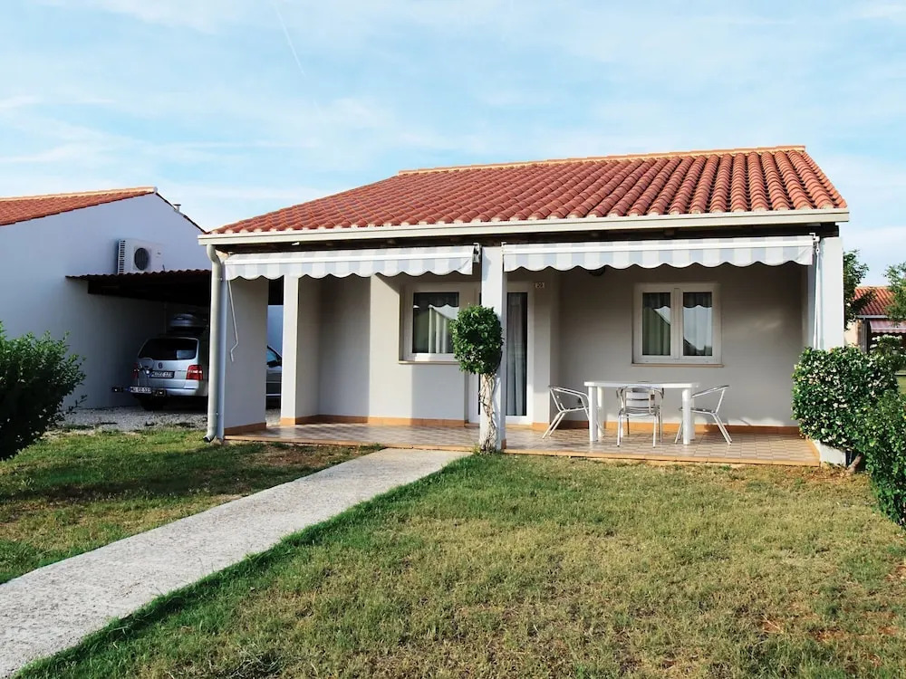 Carefully Furnished Bungalow With 2 Bathrooms, 7km From Pula