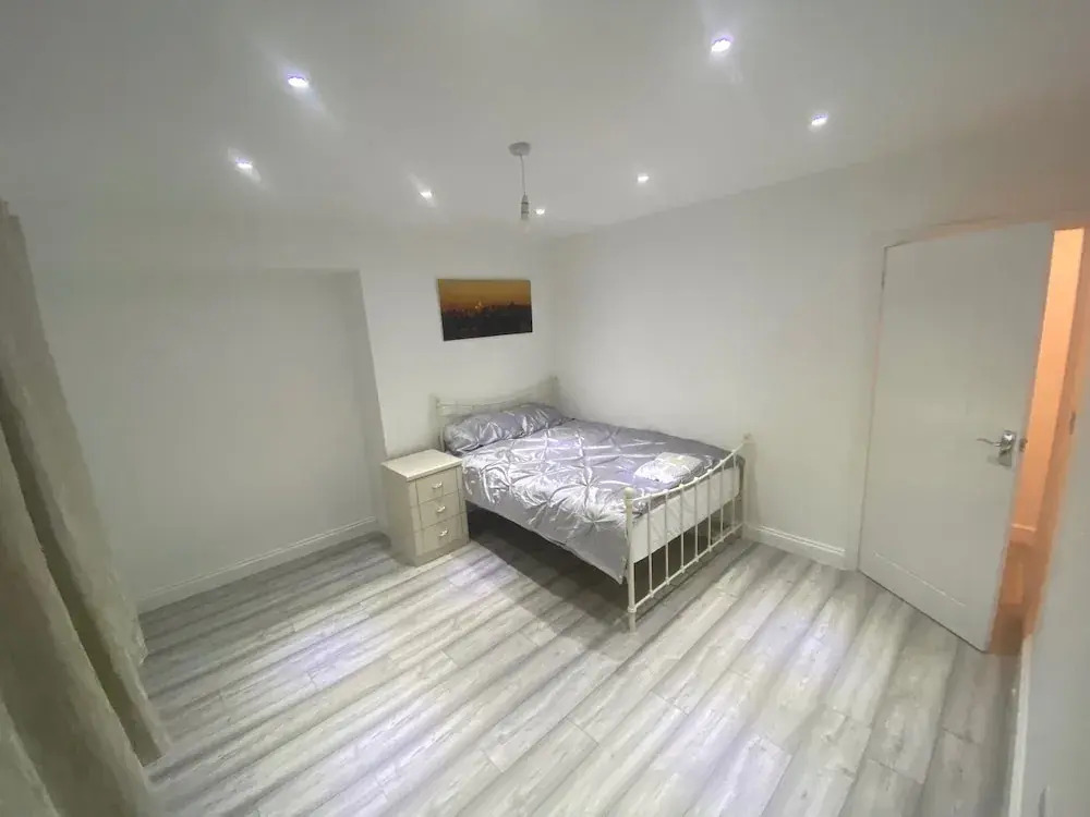 3 Bedroom House- Loughborough-sleeps 5-freeparking