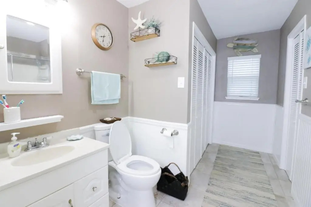 SUNNY DAZE Walk to Beach 2 Decks Pet Friendly Has a Mini Bar
