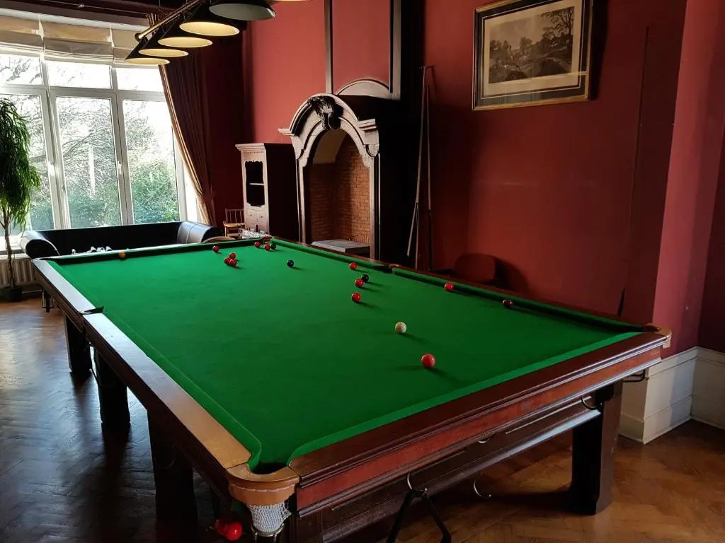 Château Lambert Moulinsart Hotel, shuttle airport, long term parking, snooker, large terrasse, dinner, breakfast