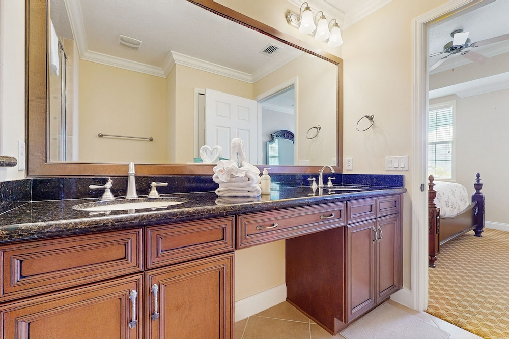 Top-floor 2BR Condo With Golf Course Views, Garage & Reunion Resort Amenities