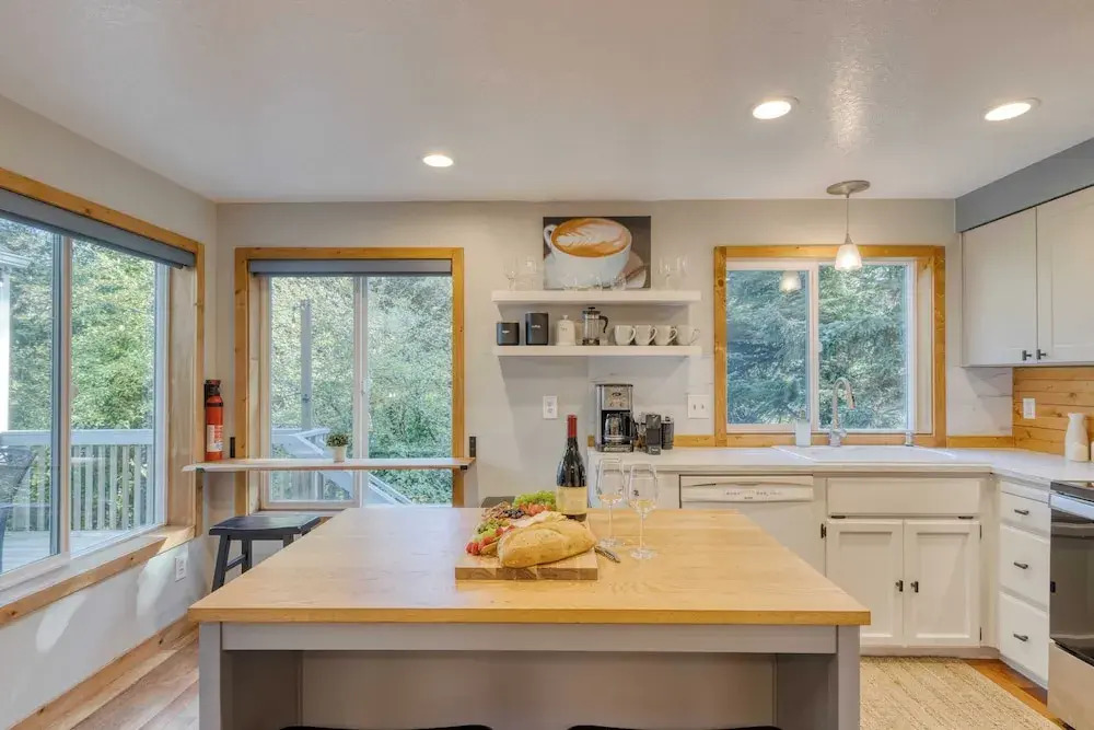 Royal Canoe by Avantstay Walk to the Shore + Cozy Fireplace