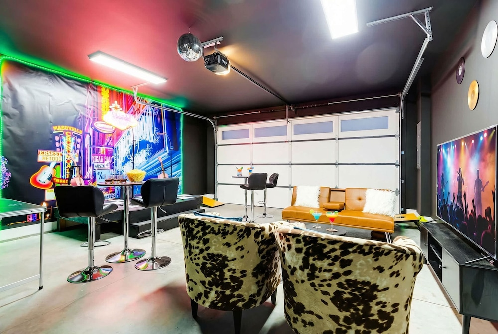 Downtown Nashville Hot Tub Game Room Karaoke