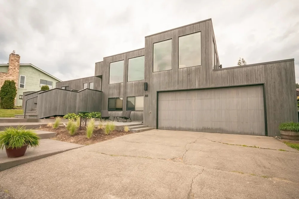 Terrace Place Guest House - Five Bedroom Home with Sea View