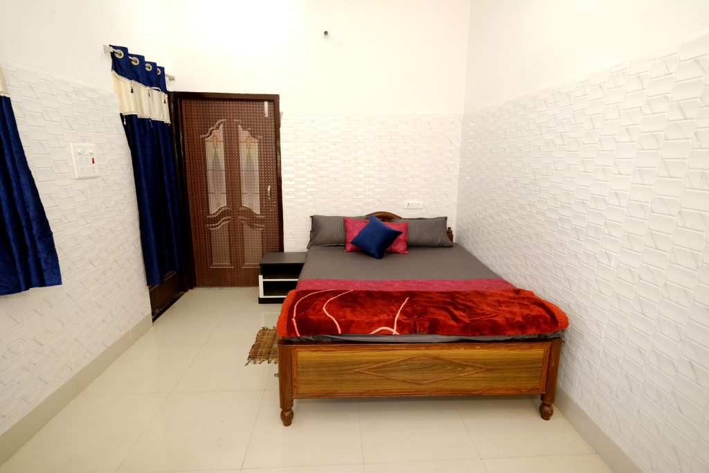 HOTEL SWASTIK "free pick up from station & airport"