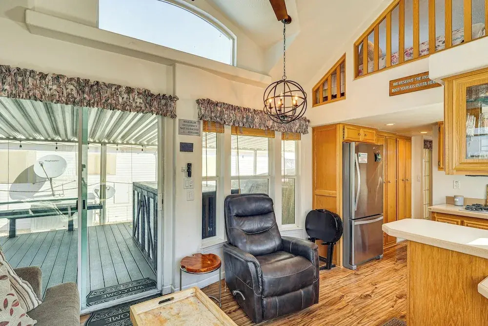 Boat Launch + Mountain Views: Lake Havasu Cabin