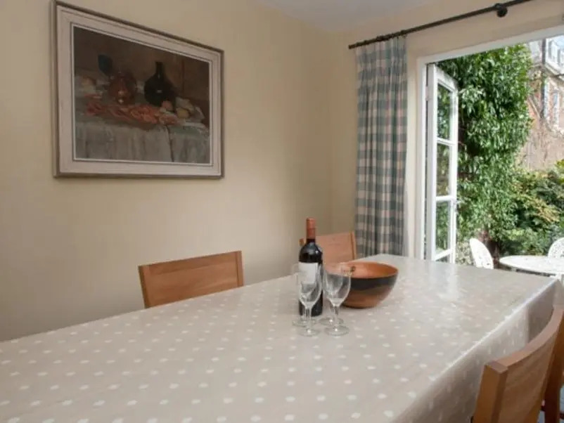 Veeve - 3 Bedroom Family Home - Rowan Road