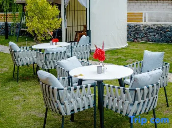 Moye Luxury Snow Mountain View Courtyard（Sunlight on Golden Mountains）Vacation Boutique Hotel