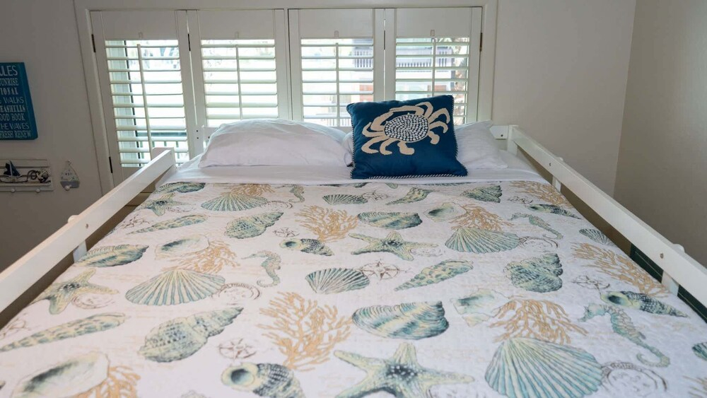 Peaceful, Big Patio, Pool, Near Beach 2 Bedroom Apts