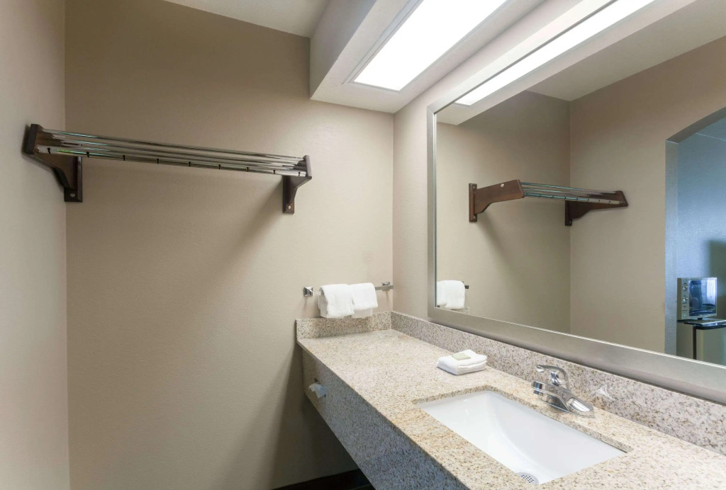 Super 8 by Wyndham Clarksville Northeast