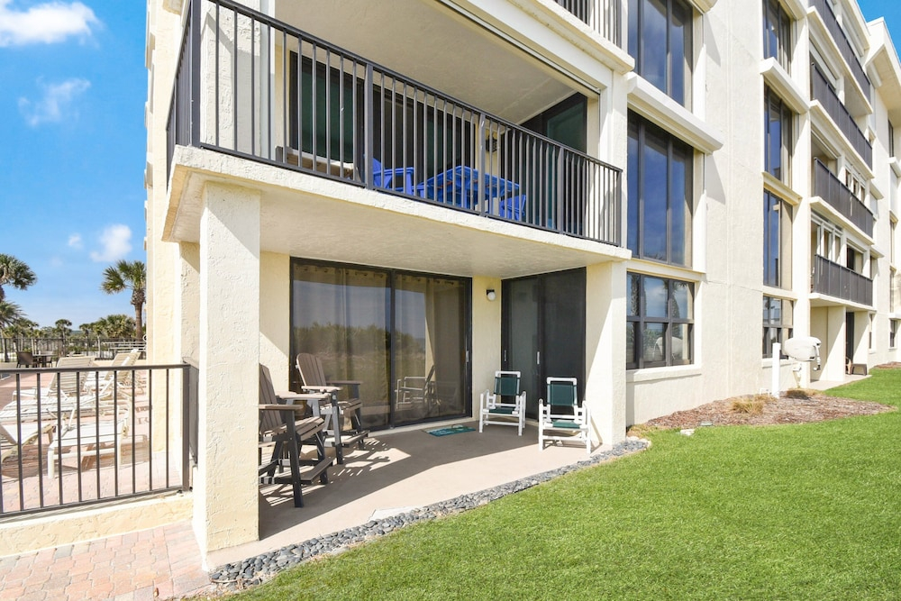 Newly Decorated Ground-floor Suite Steps From Beach and Pool W/views, Wifi