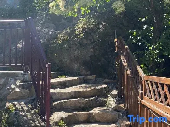 Yunmiao Xiaozhu Guesthouse in Miaofeng Mountain