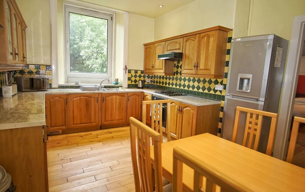Spacious 2 Bedroom Flat, Leith Walk