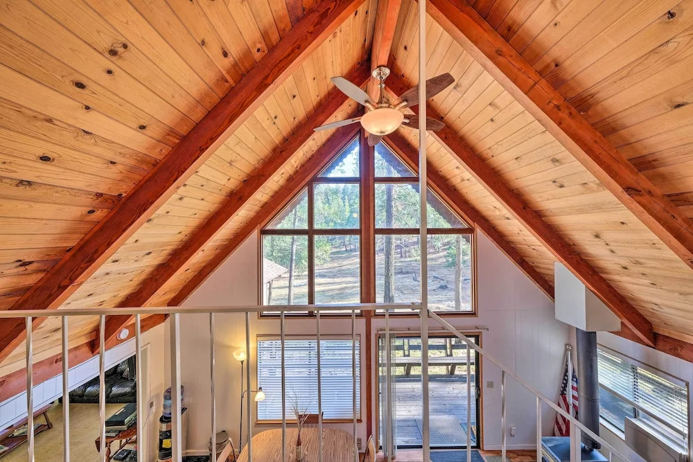 6 Mi to Yosemite National Park: Retreat w/ Deck!