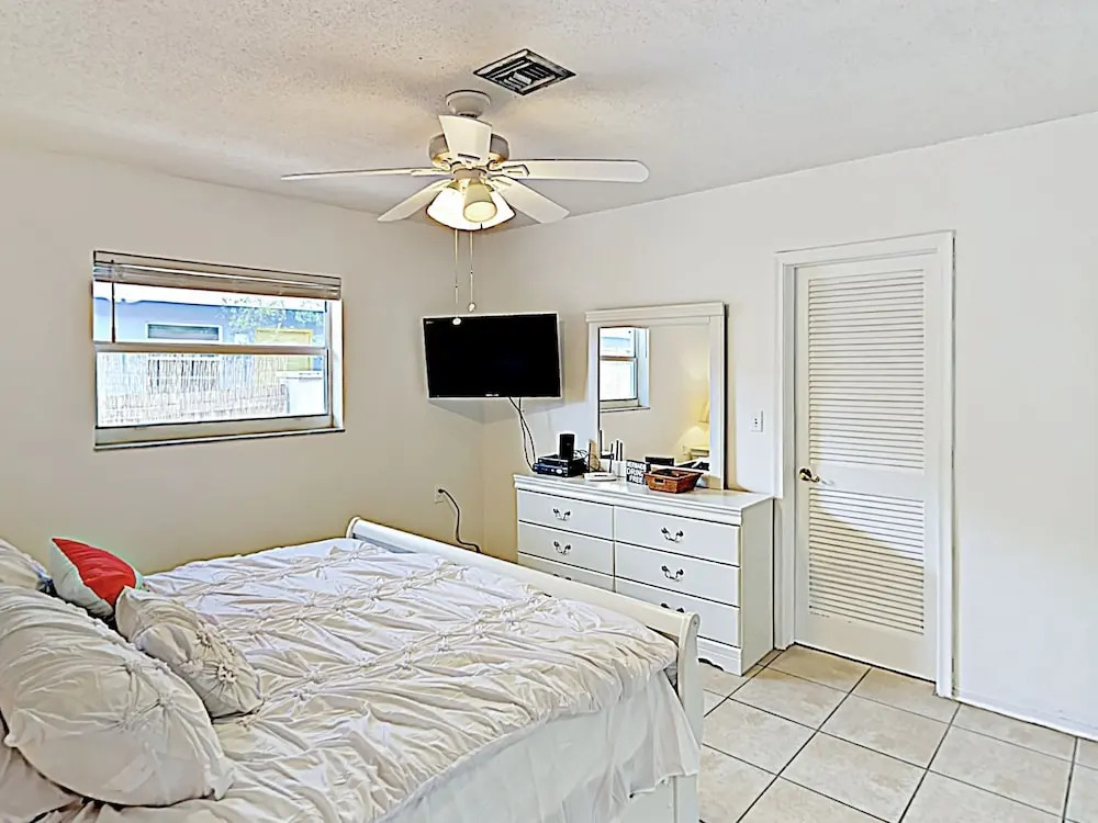 New Listing! Updated Beach W/ Sparkling Pool 1 Bedroom Condo
