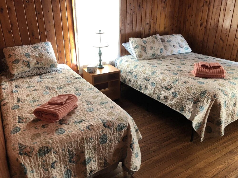 Blackbeard's Retreat - Historic And Pet Friendly 3 Bedroom Cottage by RedAwning
