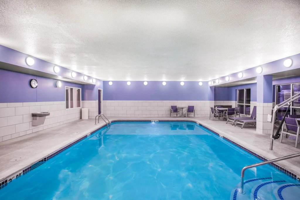 Holiday Inn Express & Suites Bellevue -Omaha Area- by IHG
