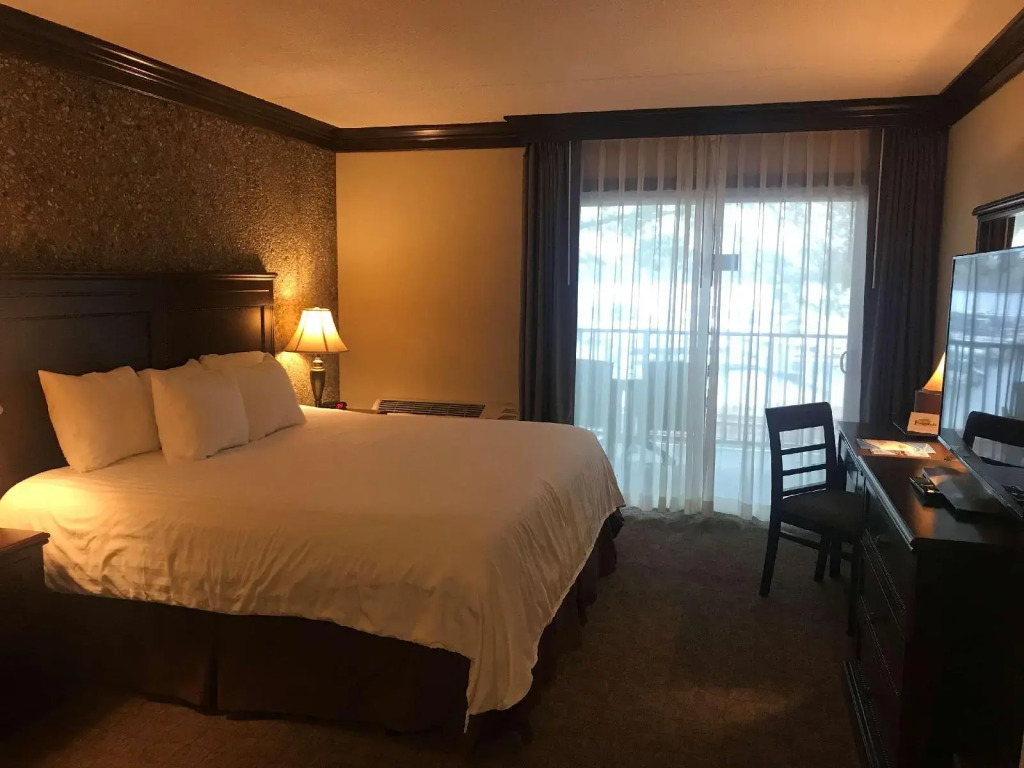 Fourwinds Lakeside Inn & Marina