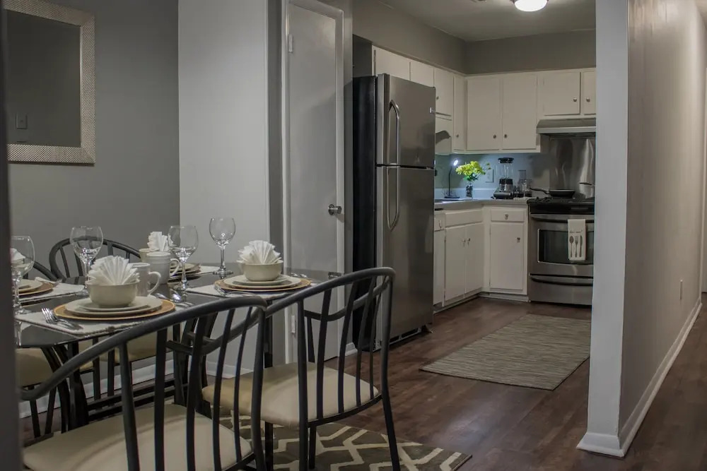 Luxury 2 Bed Condo Near Downtown
