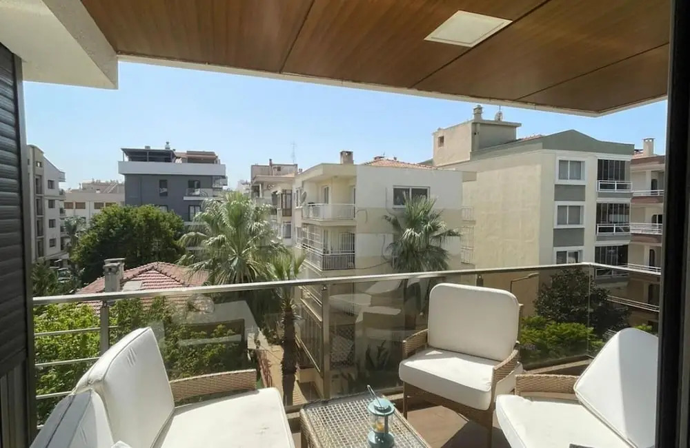Central Apartment Near Sea With Balcony in Karsiyaka Zmir