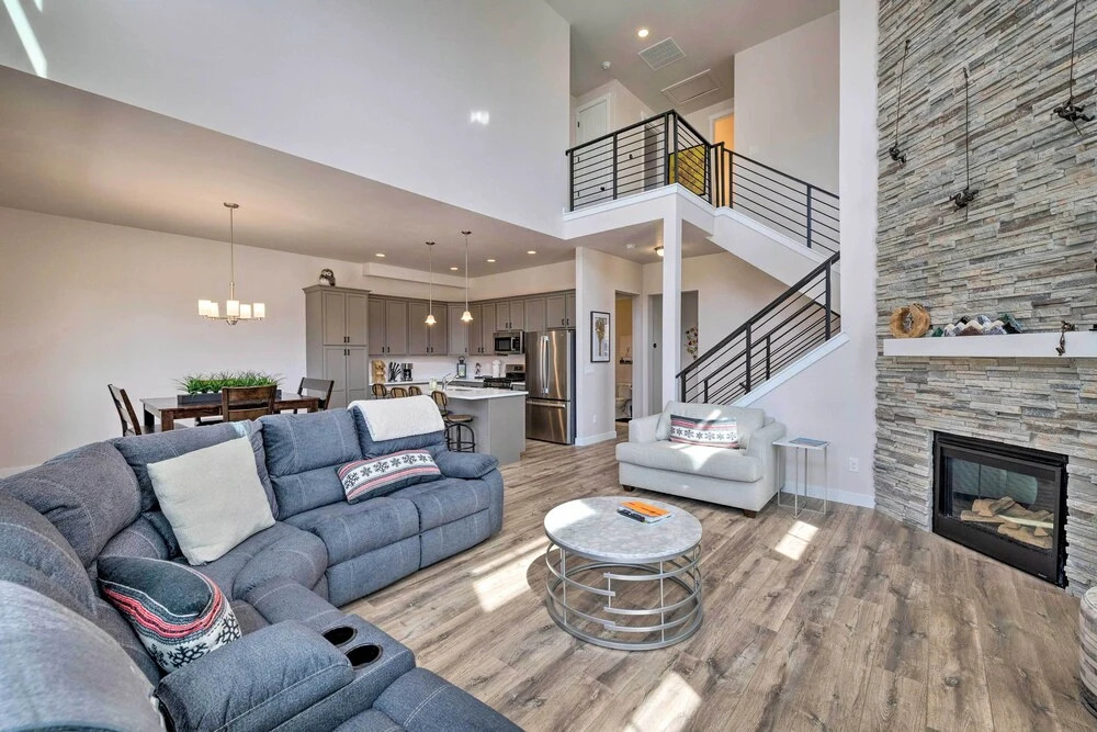 Inviting Hideout Townhome w/ Balcony & Lake Views!