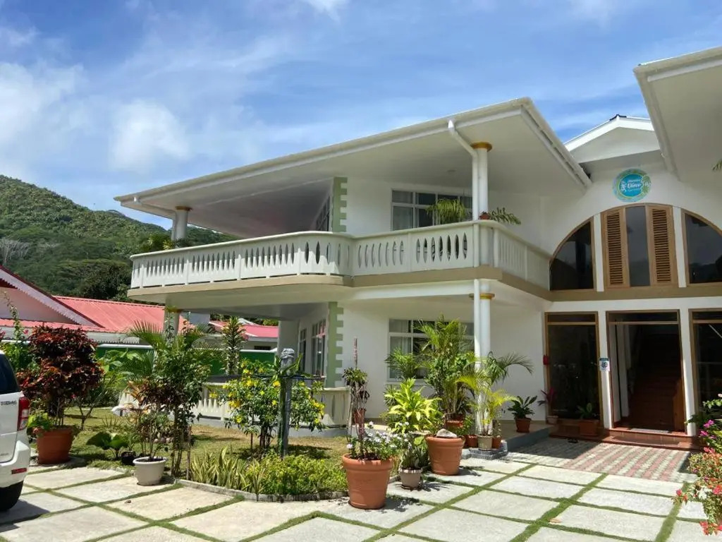 340 Degrees Mountain View Apartments