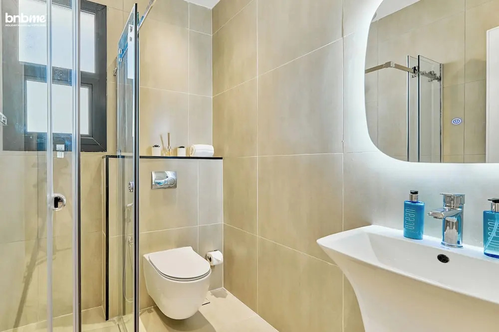 bnbmehomes -2BR with Cinema Room- R42B4