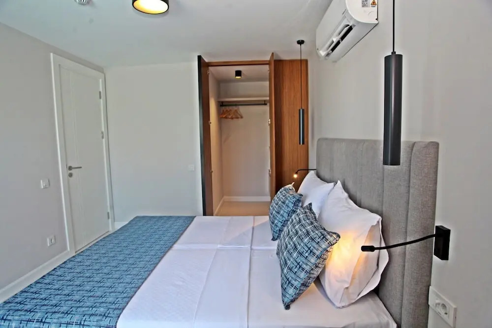 Queen Residence By Important Group Travel