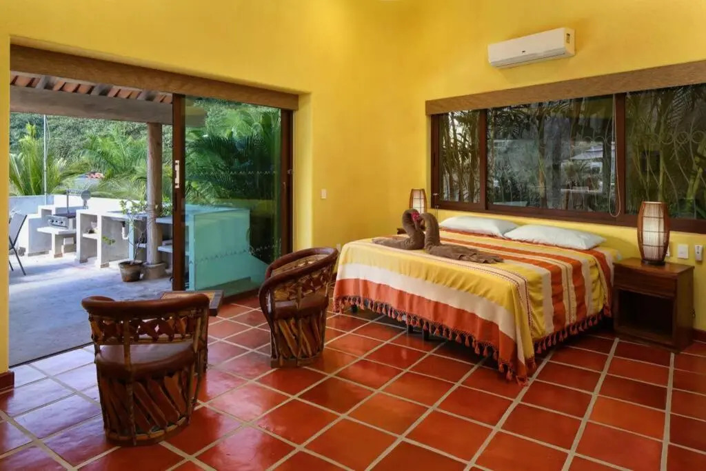 Villa Kiwi. Huge Pool, Steps To Town n Beach. 6 plus BRM 7.5 BTH 3 KCN