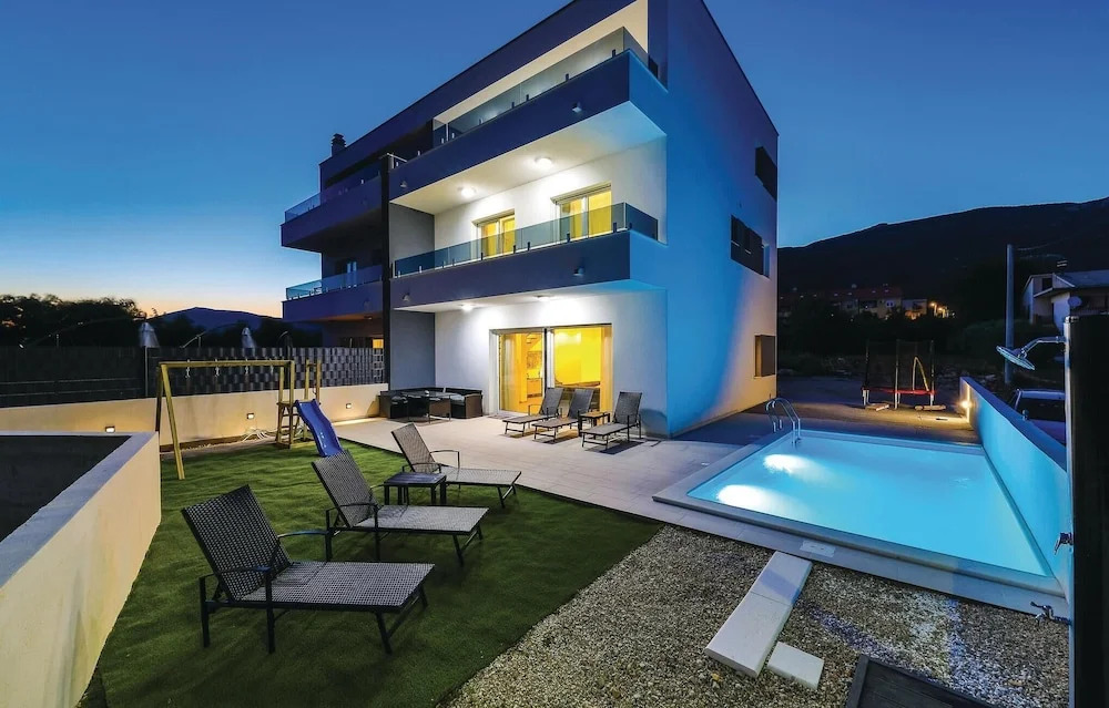 Nice Home in Kastel Luksic With 5 Bedrooms, Wifi and Outdoor Swimming Pool