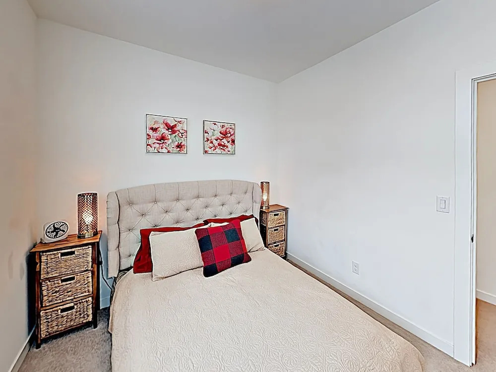 Chic Capitol Hill Townhome W/ Rooftop Deck & AC Townhouse
