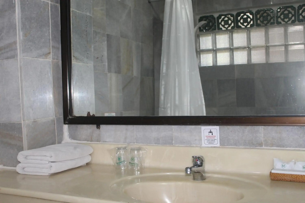 Отель Melasti Kuta Beach Hotel and Spa
