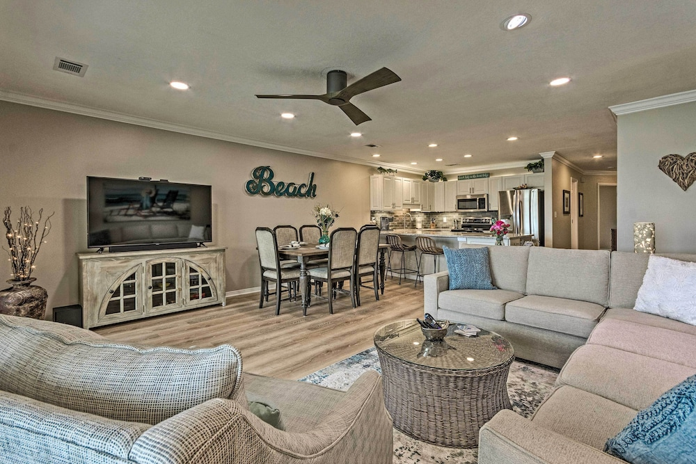 Beachy Lakefront Escape - Walk to the Shore!