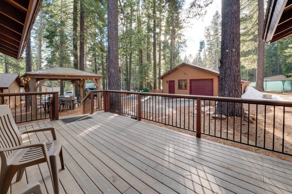 2 Mi to Lake Almanor! Northern Sierra Family Cabin