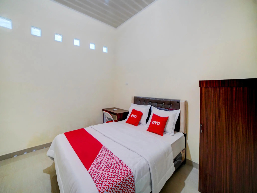 RedDoorz at Shine Guest House Tebing Tinggi
