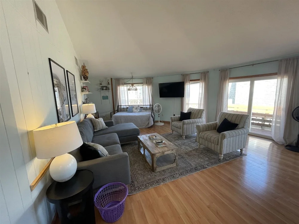 46221 Oramar Drive House by RedAwning