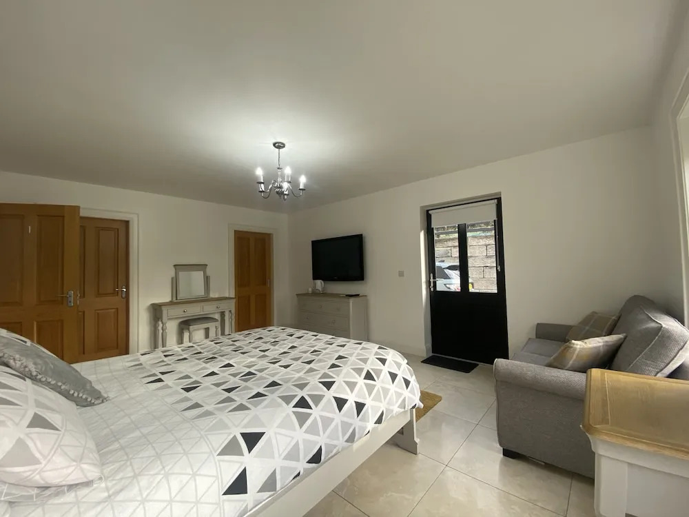 Rostrevor Valley 6-br, Sleeps 20 w/ Hot Tub & View