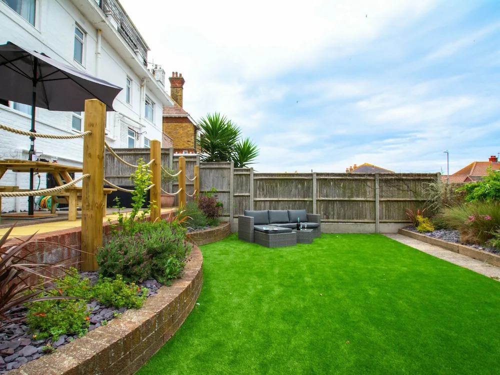 Seaside Holiday Home in Deal near Hiking, Nightlife, & Squash Club