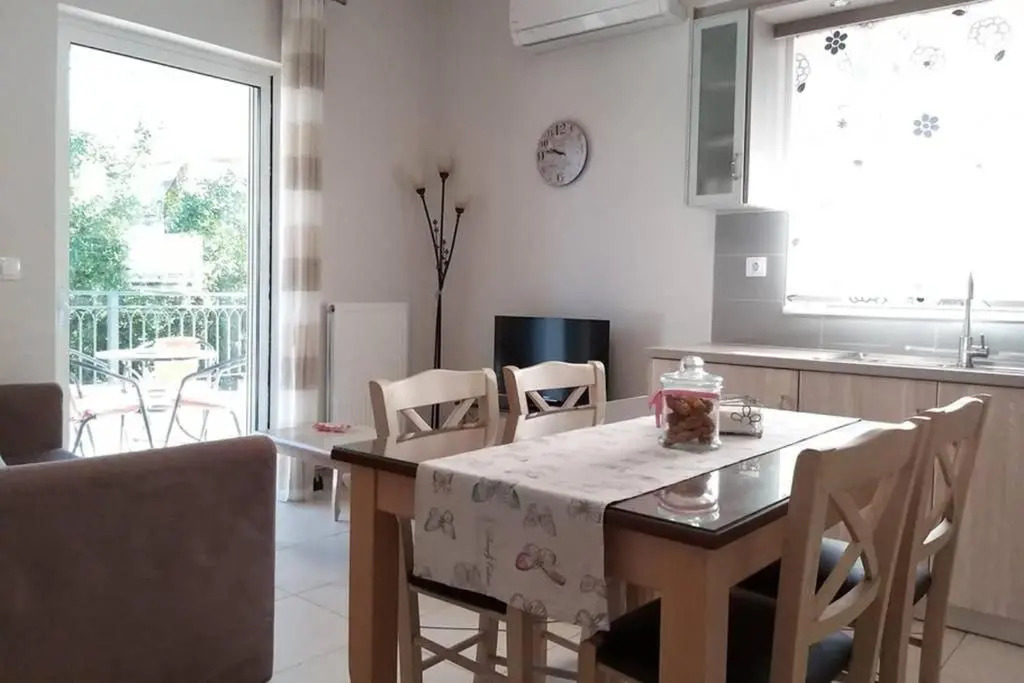 New, bright, cozy, autonomous apartment with private entrance and garden, 42 m2, 5min to the beach and city center