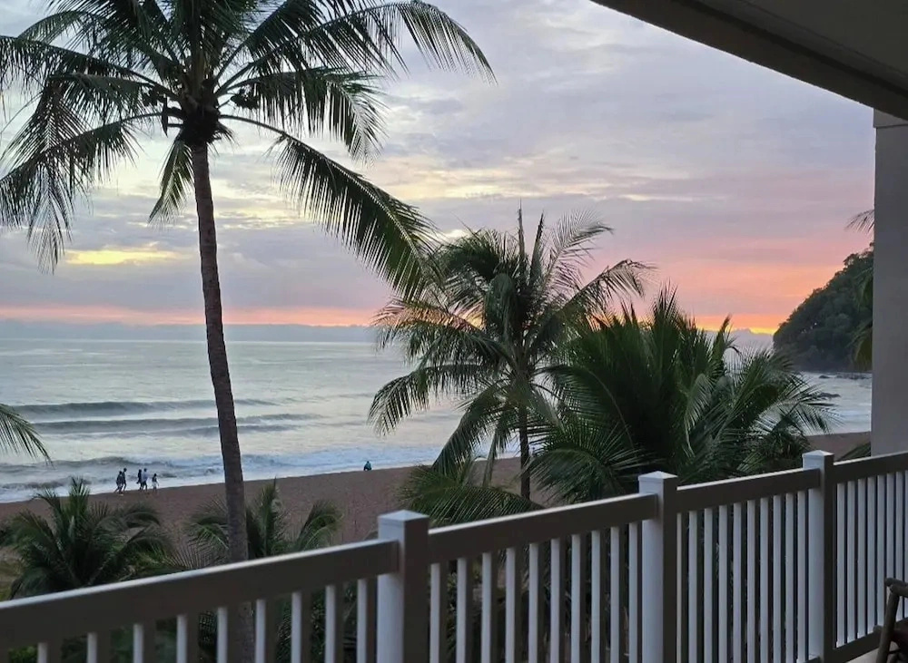 Amazing oceanfront with access Crocs Resort