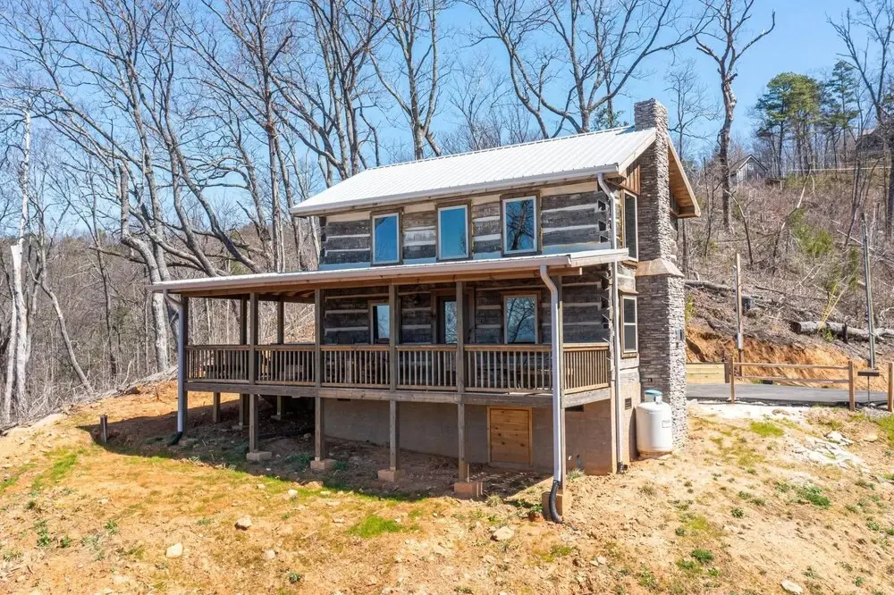 Sheriff s Cabin Mountain View Hot Tub Antique Logs Featured on Barnwood Builders Great Location