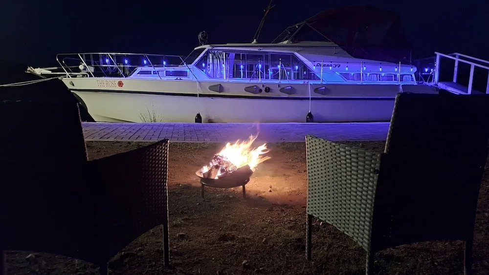 The Rose 37ft Lakeside Yacht inc Hot Tub