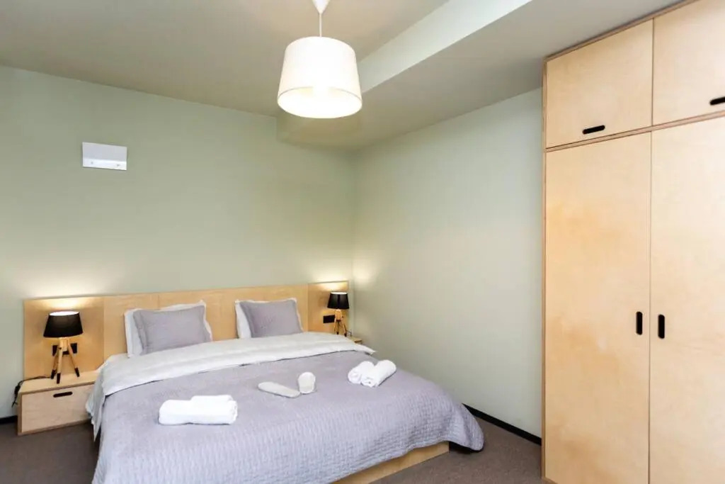 2BR apt with a furnished balcony 2 min to Kokhta