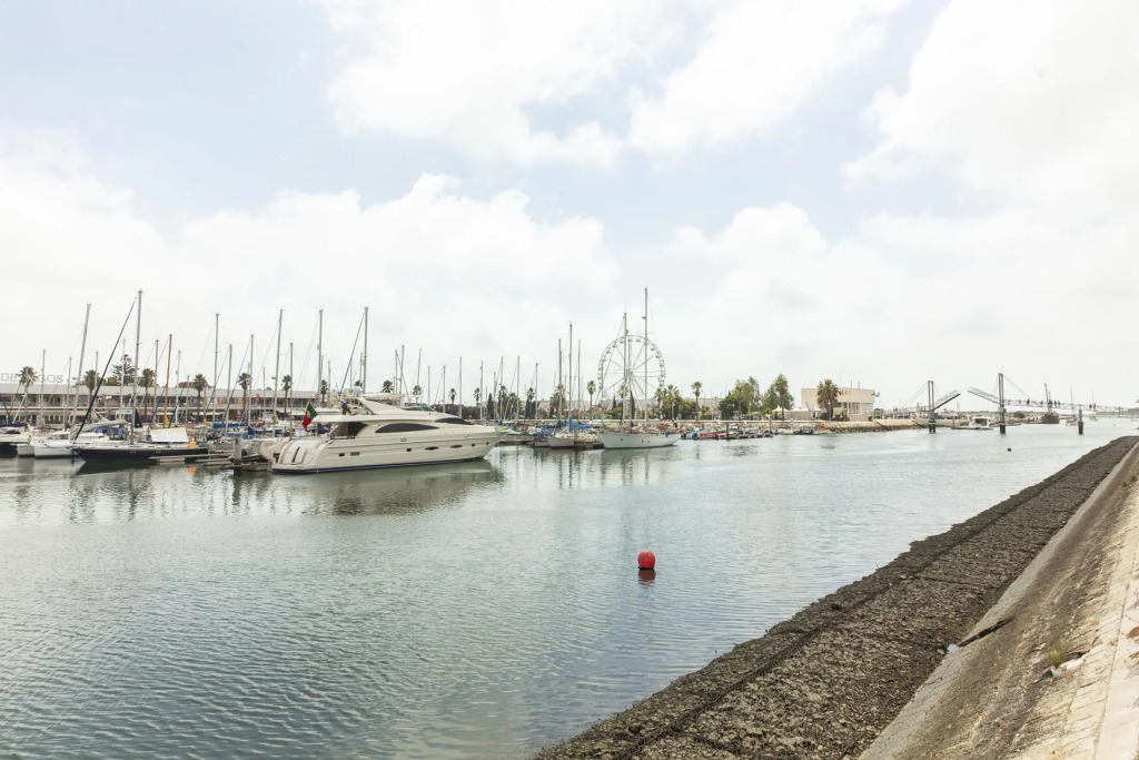 A01 - Marina Mirror Harbour