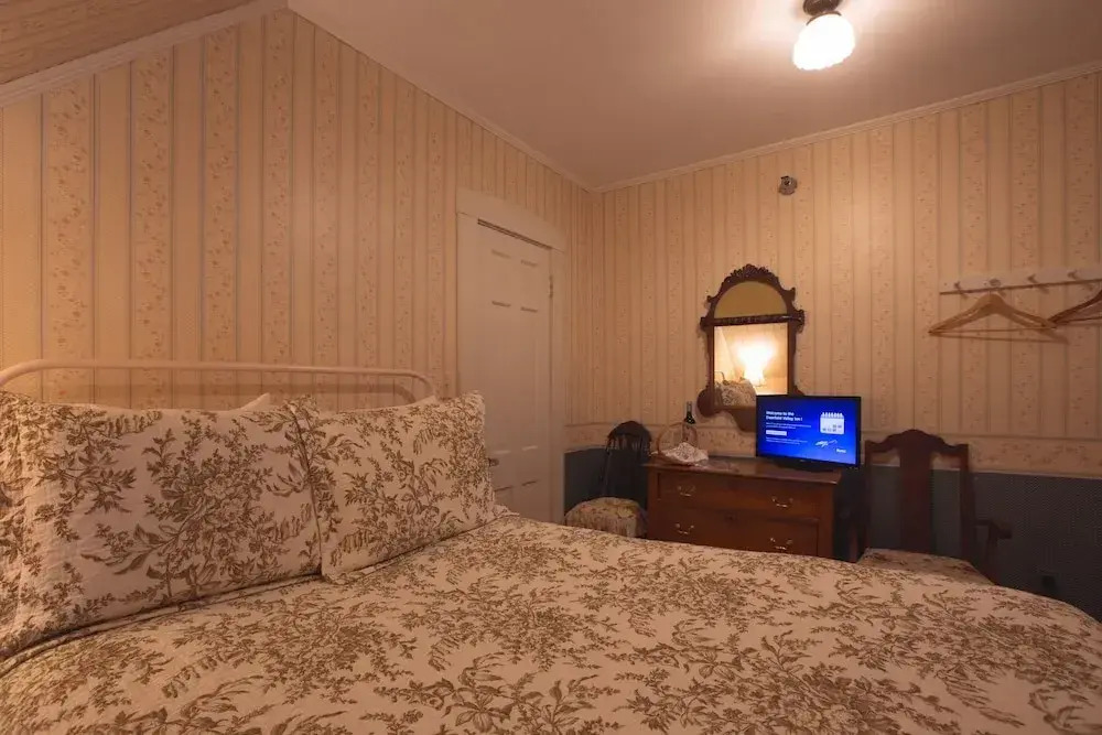 Deerfield Valley Inn - Mt Snow BnB Fireplace Rooms and Breakfast