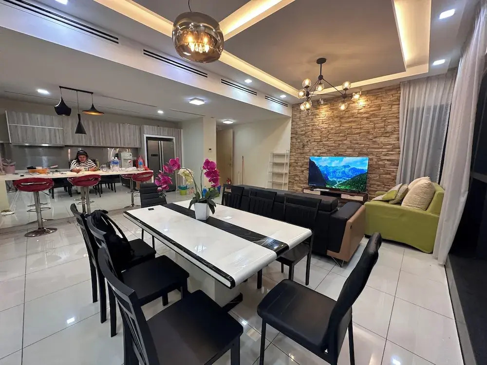 Skyline Luxe 4BR Retreat with En-suite Icon City