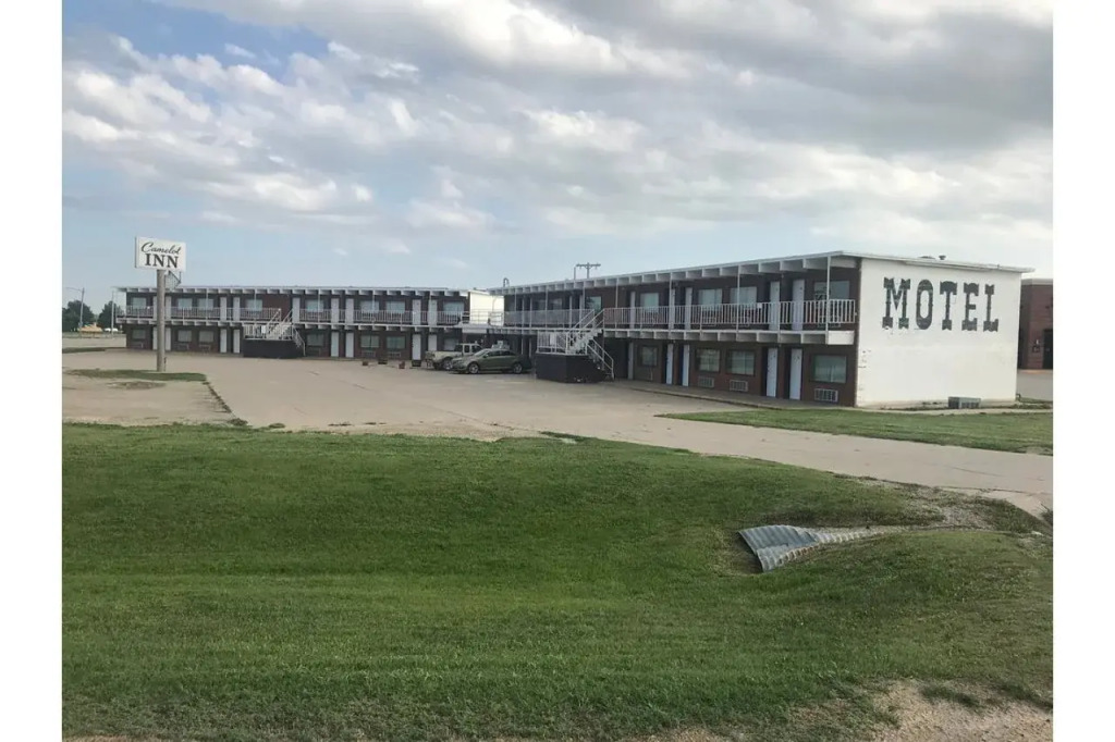 OYO Crossroads Inn