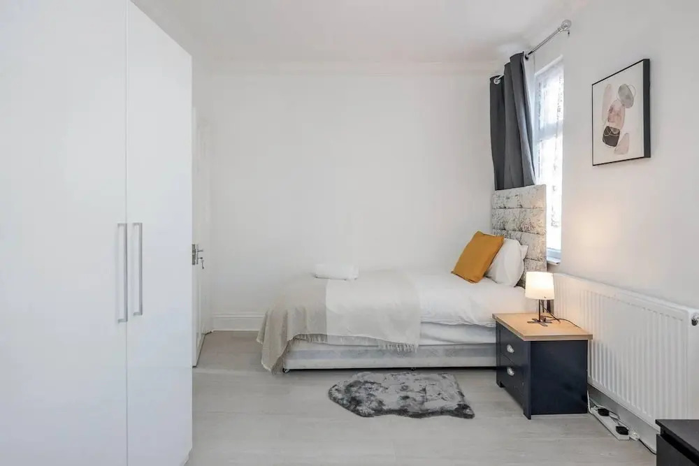 Stunning Top 2 Bed Flat Tilbury Central Location