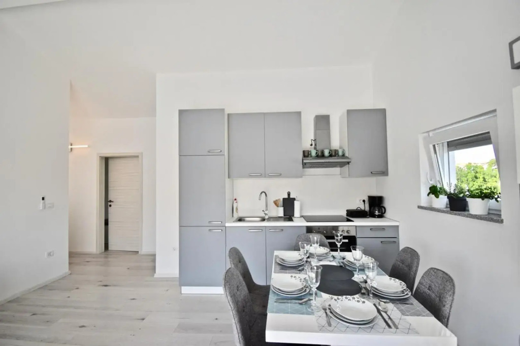 Bright and spacious apartment with grill ***