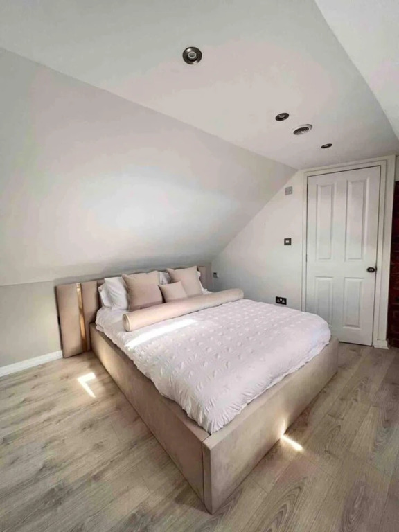 Luxury 3 Bedroom Penthouse w Massive Roof Terrace